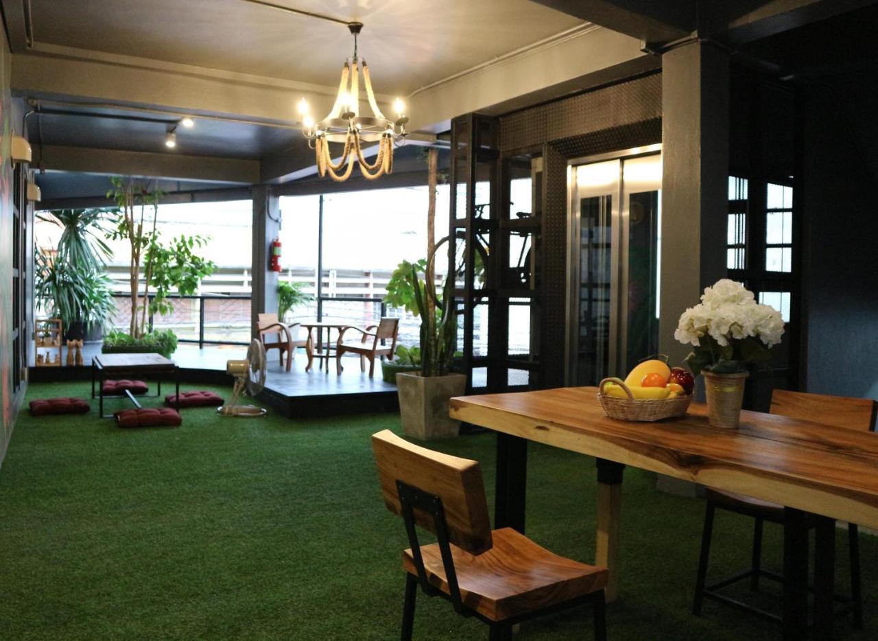 Hugnur Hostel And Coffee Chiang Mai Exterior foto